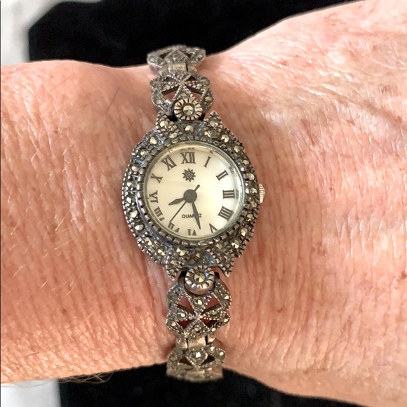 Watch w/Black crystal & black metal quartz guc - Picture 9 of 9